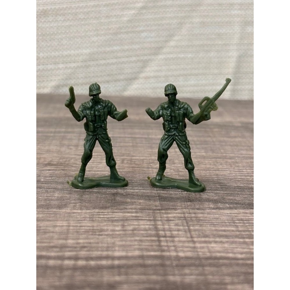 Vintage Style Green Plastic Army Men Toy Soldiers Military Figures Set of 2